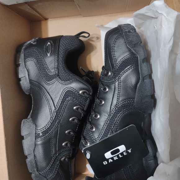 Oakley - Picture 2 of 3